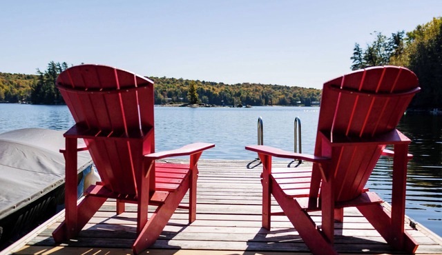 Family Oriented 4 season Cottage with Hot Tub on Kennisis Lake, Haliburton