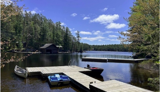 Family Reunion Cottage - Can sleep 16+ - Includes Motor Boat, Canoe, AC - Wi-Fi