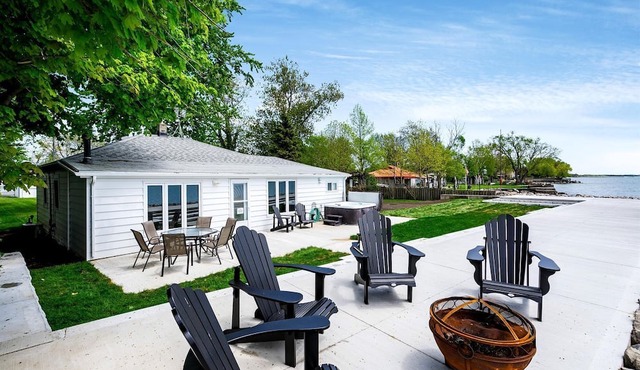 Fantastic Cottage with Fire Pit and Hot-tub in Leamington, Ontario