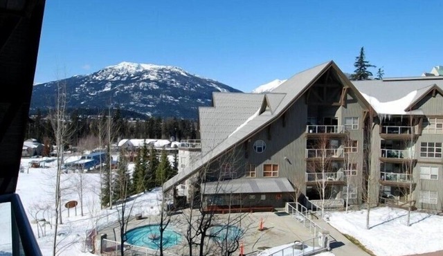 Fantastic Ski In/Out Location, 3 Hot Tubs, Pool, Ski Valet