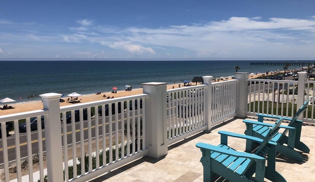 Fantastic View! Beautiful Oceanfront Beach House; Steps to the Beach! 4/6 BR