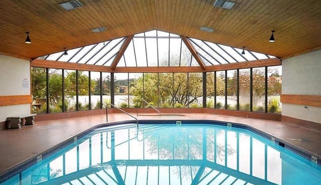 Fantastic Waterfront Condo On The Gorge Waterway