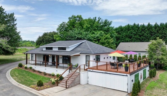 fire pit+corn hole+bikes+gym+golf pass | Art inspired retreat