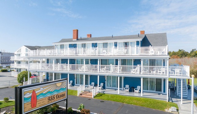 First Floor Poolside Family Suite! in Hampton