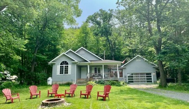 Forest Guest Suite Near Picton Centre (Pet-Friendly &Hot Tub &Park Pass)
