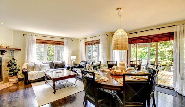 Forest Oasis w/Priv Hot Tub, shared Pools + VIP Parking Pass- 4 bdrm/sleeps 10