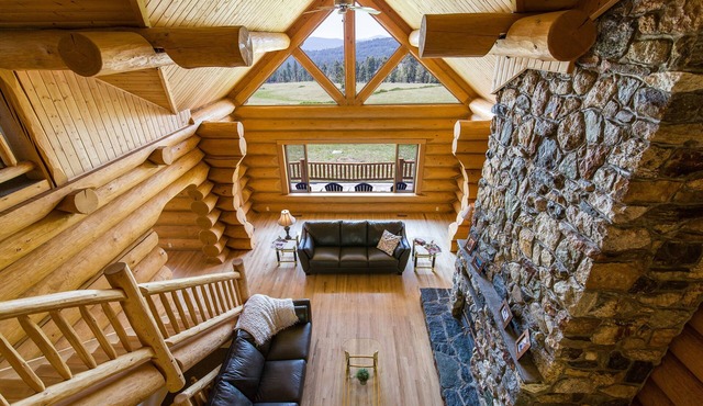 Fossen's Guest Lodge - 5000 sq. ft majestic custom log home! Breathtaking view!