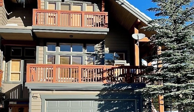 Four bedroom luxury townhome with ski in/ski out beside Grey Wolf Golf Course
