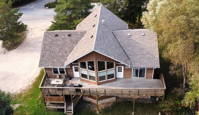 Four-Season Luxury 8 BR Chalet w/Hot Tub & BBQ at The Blue Mountains