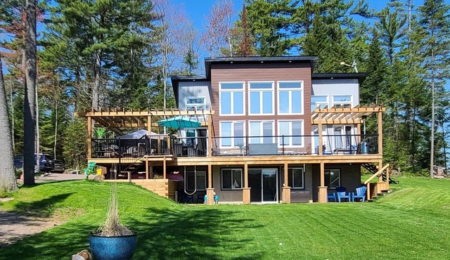 Fox Lakehouse is a contemporary four season home with amazing walk in beach.