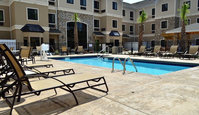 Free Breakfast. Outdoor Pool. Shared BBQ. Near Camp Gelger.