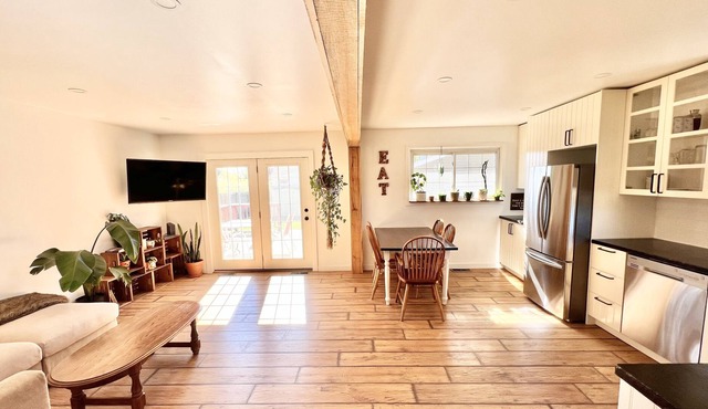 Full Cozy & Modern Bungalow in a quiet neighbourhood