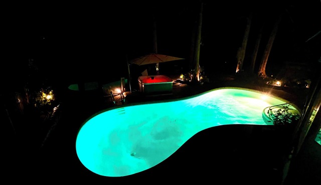 Fully AirConditioned Resort Style home living w/Hottub,outdoor shower and pool.