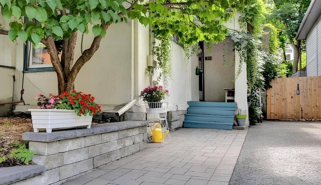 Fully Furnished Stylish and Spacious Retreat in the Glebe, Ottawa, with Parking