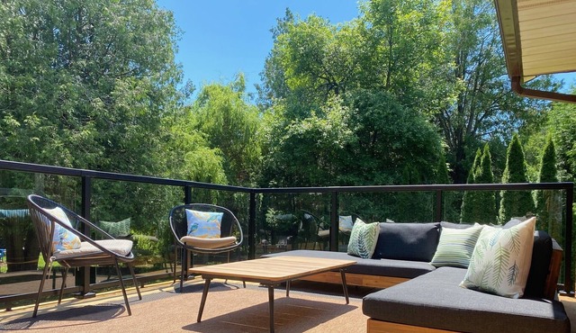 Fun & bright 3 bdrm cottage across from Lake Huron