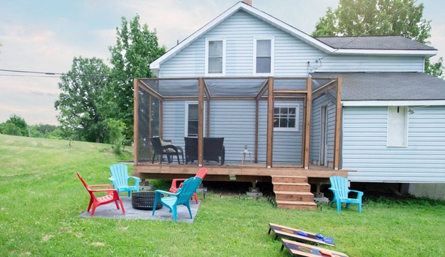 Fun Cottage for Friends and Family, Close by Lake, Fishing, Campfires, BBQ
