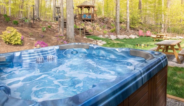 Fun, Relaxing Cottage w Hot Tub, Sauna & Fast Wifi