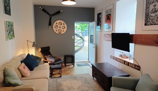 Funky unique downtown Montreal 2-bedroom (Old Port, Griffintown)