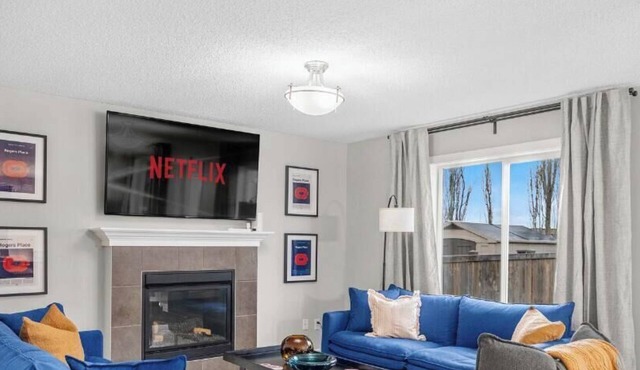 Game Night Getaway - HotTub - AC - BBQ - Firetable - KingBed