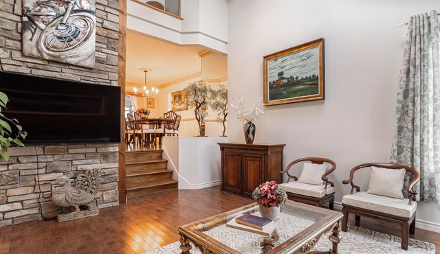 Garden-Lake Access: Sunroom w/15m DT & Parking