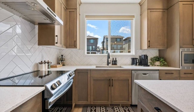 Glacier Ridge Retreat and Spacious 4BR Sleeps 14