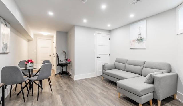 GLOBALSTAY. Modern Bsm in the Heart of Toronto. HOT TUB, BBQ.