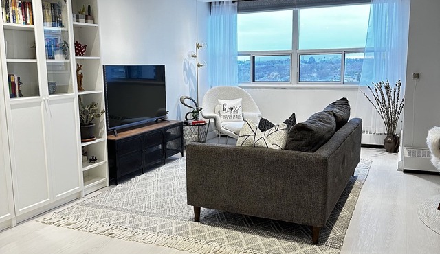 Gorgeous Apartment minutes from Pearson Airport