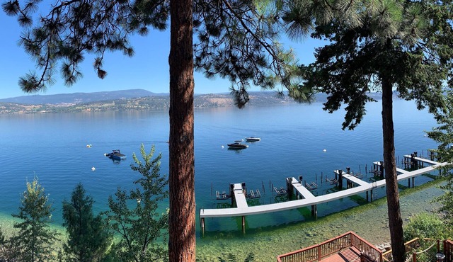 Gorgeous Lakefront Cottage