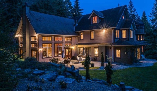 Gorgeous Large Suite with Separate Entrance, Fireplace, Kitchenette