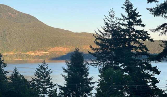 Gorgeous Ocean & Mountain View Cottage, AC, Hot Tub