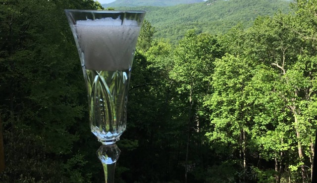 GORGEOUS VIEW, private! Bring your friends; pool, pickleball/tennis; FIREPIT
