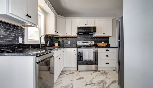 Gorgeous Waterfront Cottage only 45 minutes from Halifax
