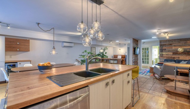 Grande Maison 2 Étages, 5 Chambres Avec Cour, Près du Métro et Marché Jean Talon