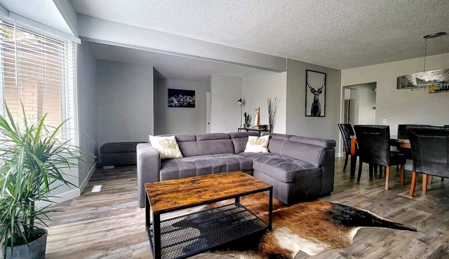 Great location/King bed/fast wifi/65' tv/Disney+