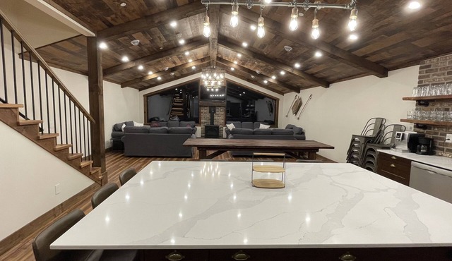 Green Giant B - Luxury mountain retreat 6 bedroom, ski in/out, 9 person hot tub