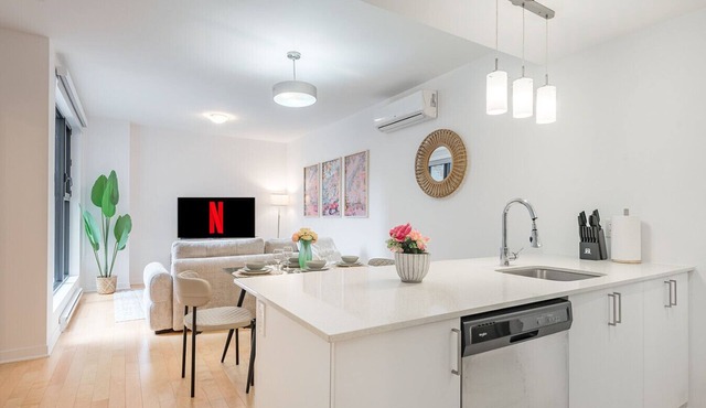 Group-Friendly Old Port Suite | Parking | Sleeps 6