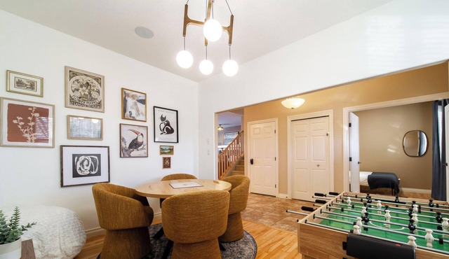 Group Retreat near WEM | Hot Tub, 2 Kitchens, 3 Lounges, Fire Table Sleeps 14