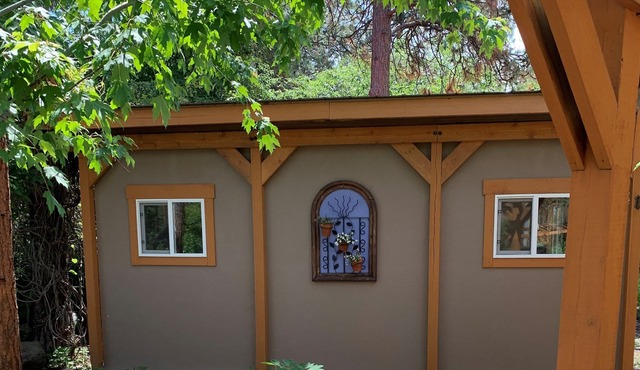 Guest cottage nested in forest- near to golf , zoo, airport.