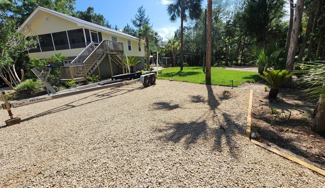 GULF ACCESS home w/dockage, private yard & 2 min walk to eat and stores!