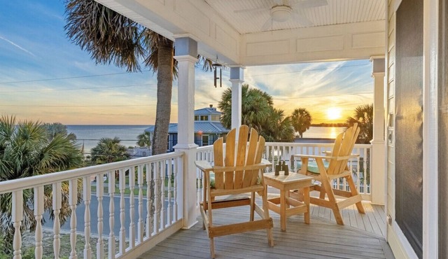 Gulf View * Sunsets * Boat parking * King Bed * Walk to Downtown