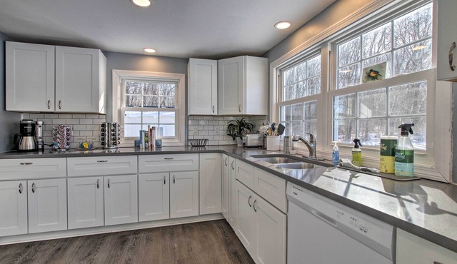 Hampton 'quiet Corner Cottage' w/Fireplace & Yard