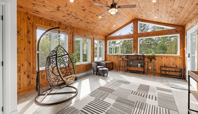 Happiness by the Lake: Your Haven on Lake Beaupré (Pets Welcome!)
