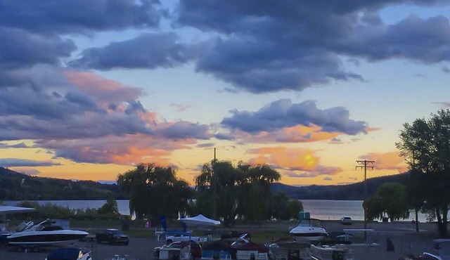 Happy Ever Active Hideaway with Large Deck & Lake View - Oyama, Lake Country