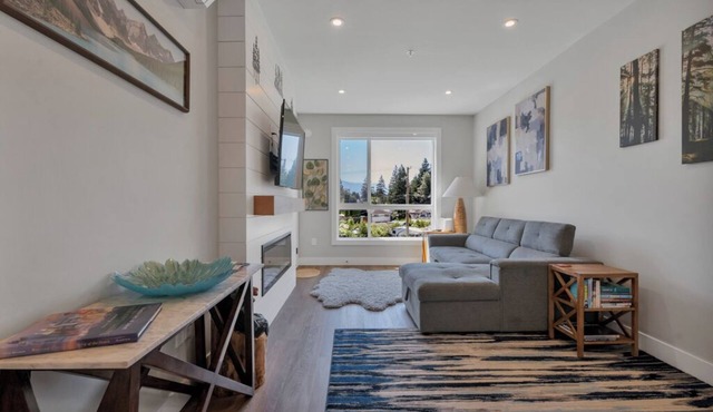 Harrison Hot Springs Lakeside. One Bedroom Apartment, Balcony and Mountain View.