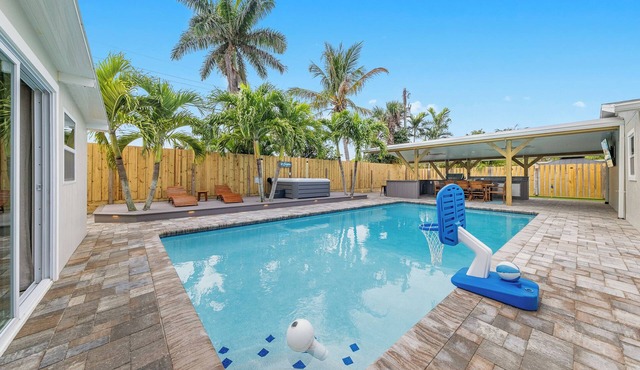 Heated Pool+Spa+BeachWalk+bikes+MiniGolf+beach essentials &toys+Outdoor Kitchen!