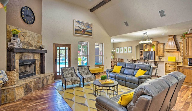 Heated Spa, Fire Pit! 14-Acre Terrell Ranch Escape