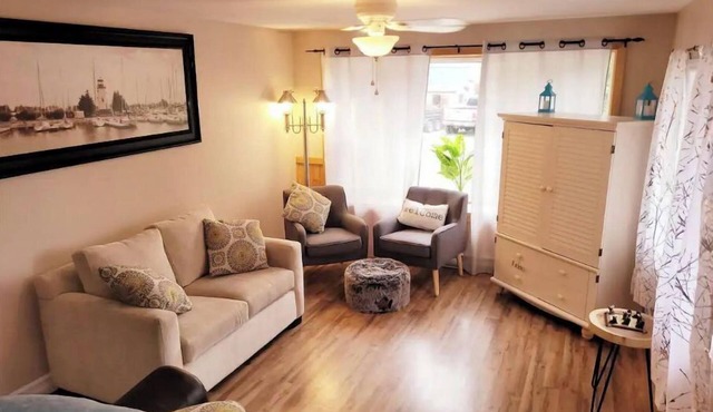 Hidden Gem Lakehouse. W/Hot tub. Pet Friendly. Sleeps 7. Lake front.