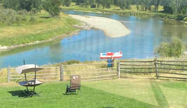 Hidden Gem Oasis nA peaceful, beautiful spot on the Shuswap River, pet-friendly,