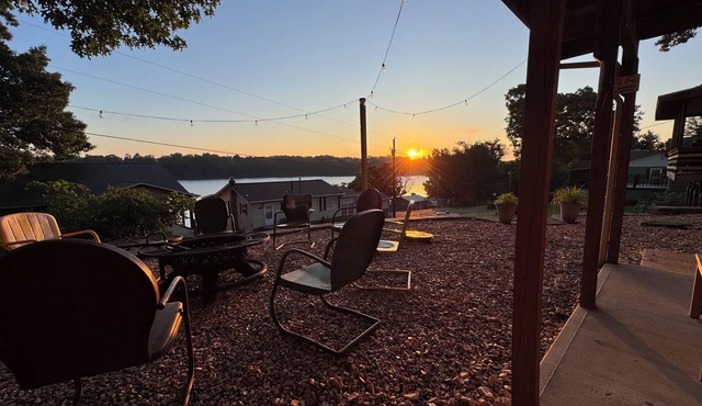 Hidden gem Shell Knob, MO! Lake views, boat parking, 2 min walk to water!