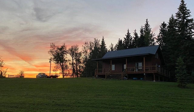 Hidden Valley Cabin, a serene getaway along the Pembina River!
